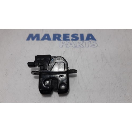 Renault - Clio - Tailgate lock mechanism