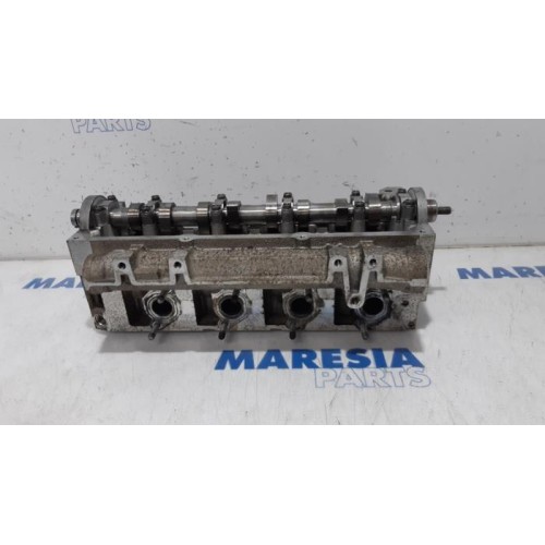 Renault - Clio - Cylinder head