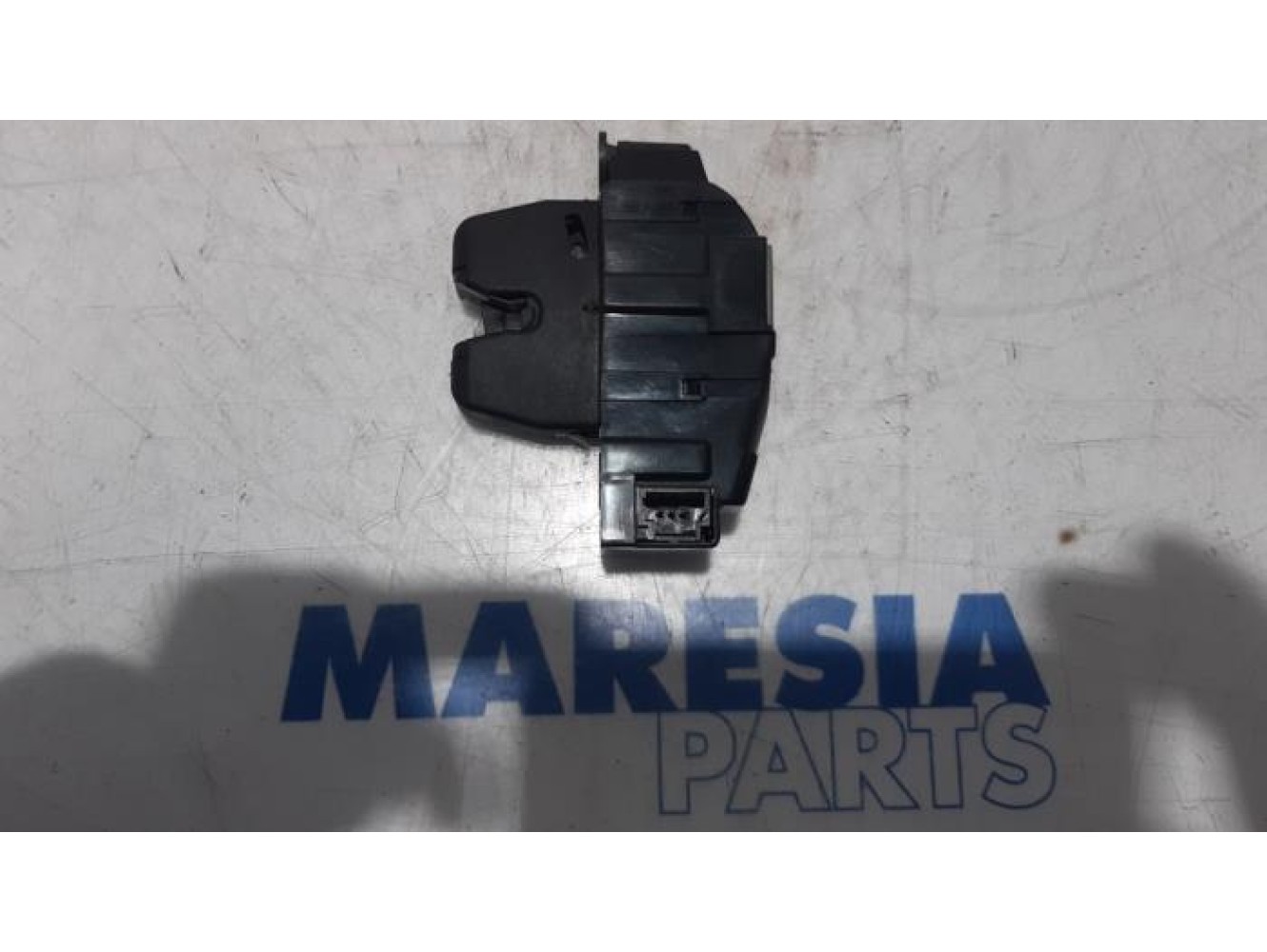 Peugeot - 207 - Tailgate lock mechanism