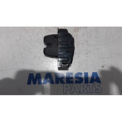 Peugeot - 207 - Tailgate lock mechanism