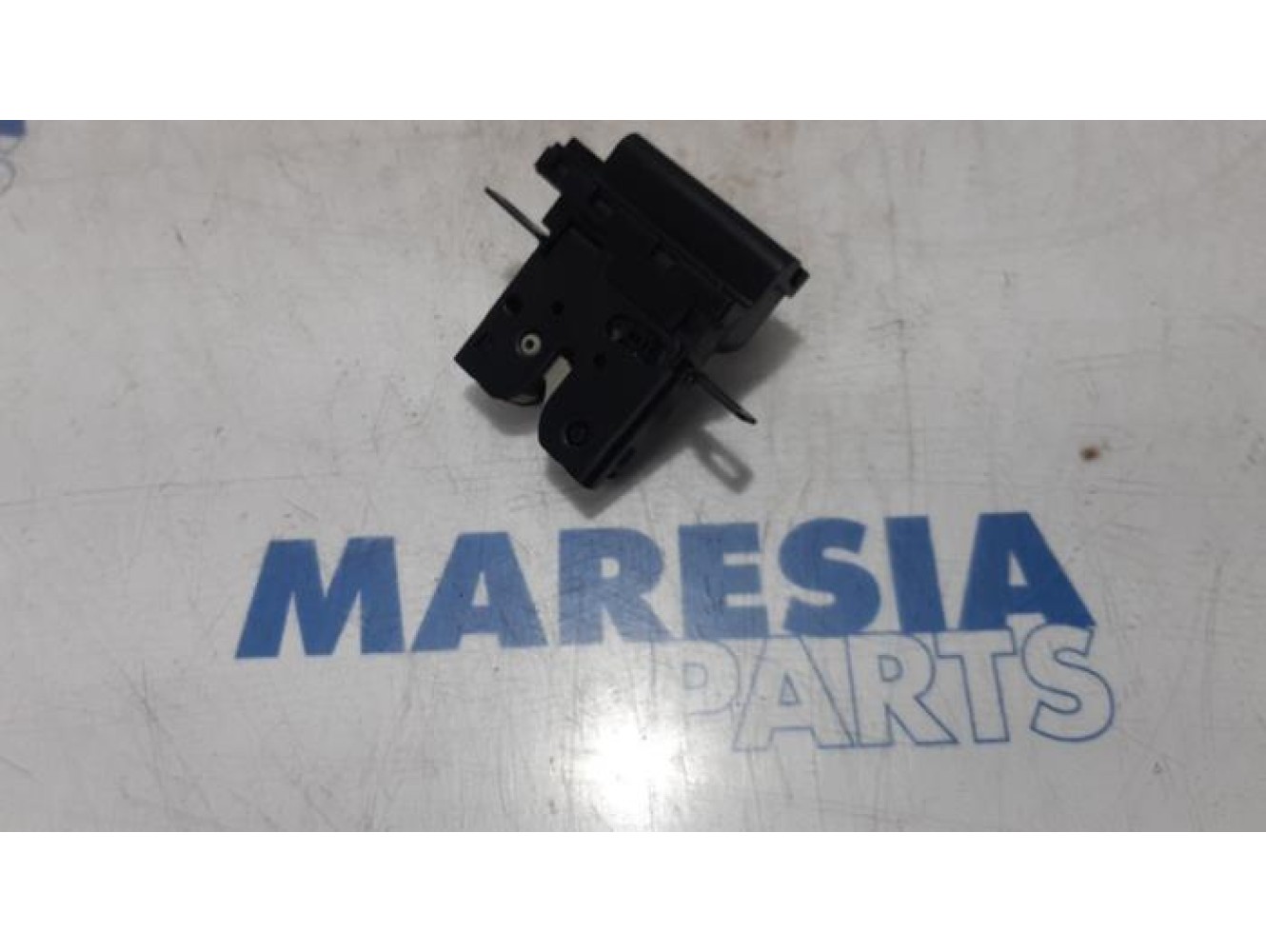 Peugeot - 207 - Tailgate lock mechanism