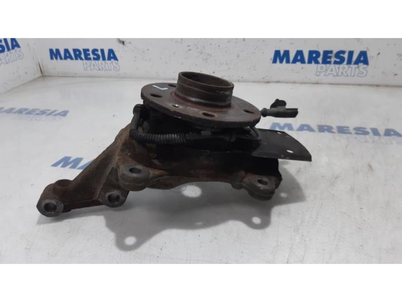 Renault - Trafic - Knuckle, front left