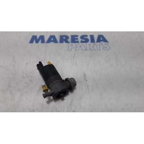 Renault - Trafic - Windscreen washer pump