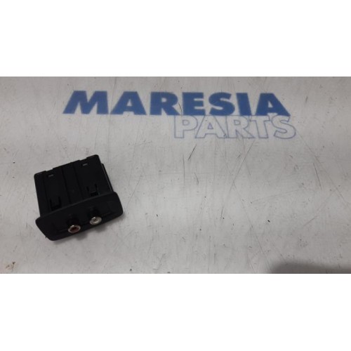 Renault - Trafic - AUX / USB connection