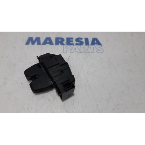 Peugeot - 308 - Tailgate lock mechanism