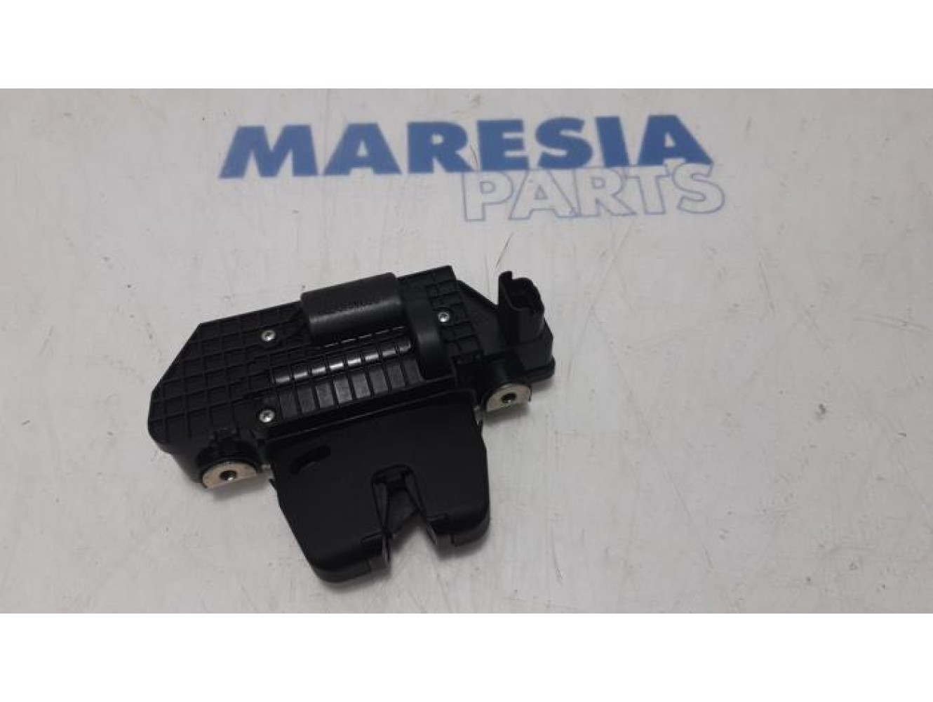 Peugeot - 208 - Tailgate lock mechanism