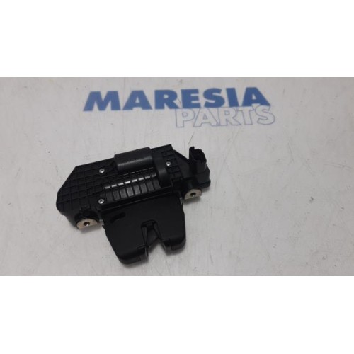 Peugeot - 208 - Tailgate lock mechanism