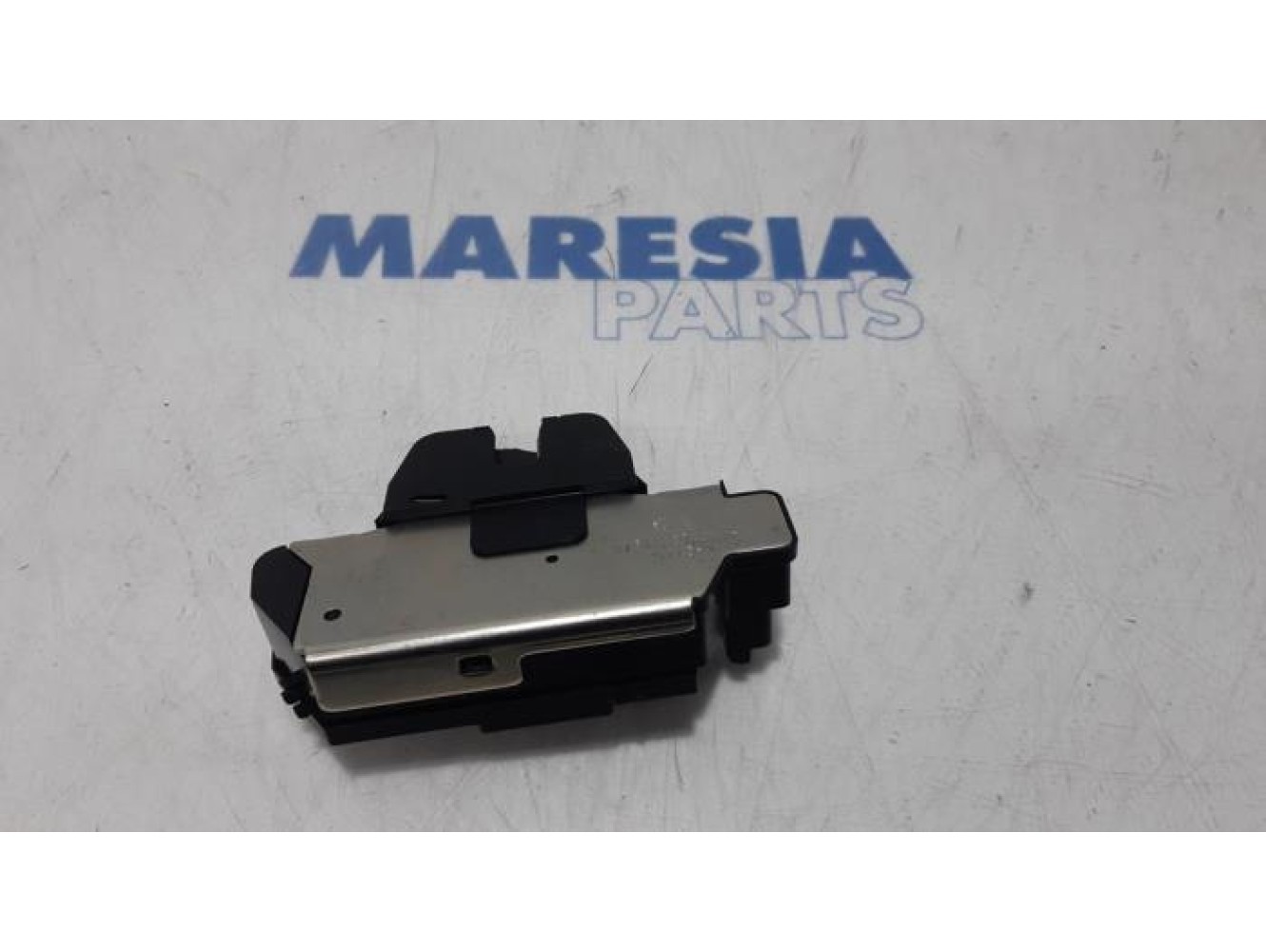 Peugeot - 208 - Tailgate lock mechanism
