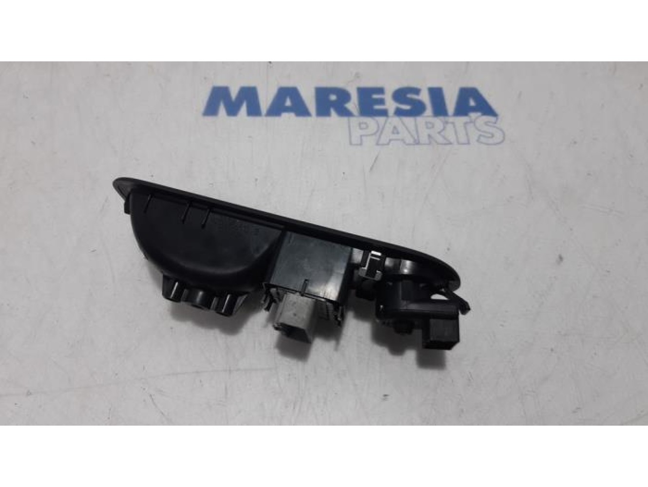 Renault - Clio - Multi-functional window switch