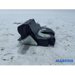 Fiat - 500 - Tailgate lock mechanism