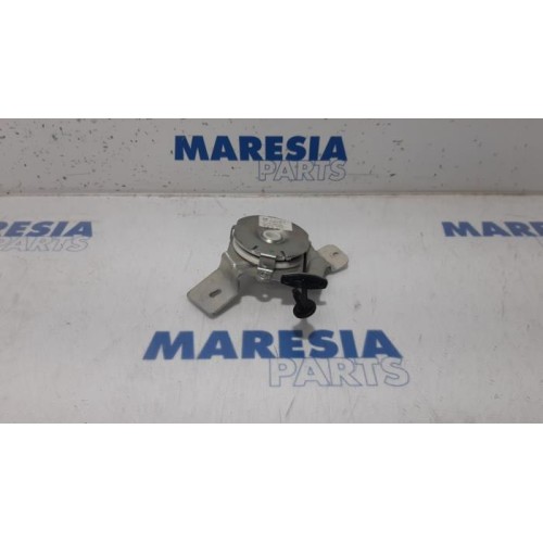 Peugeot - 3008 - Tailgate hinge