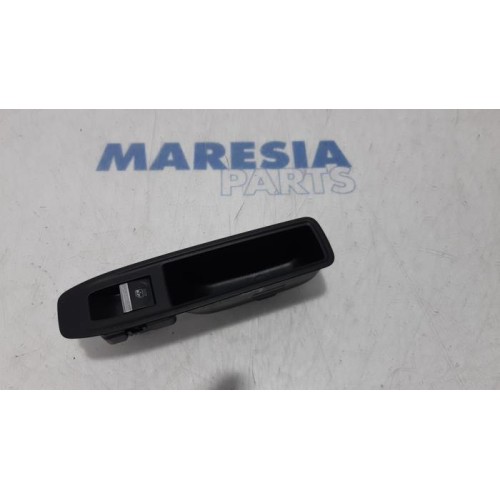 Renault - Clio - Electric window switch