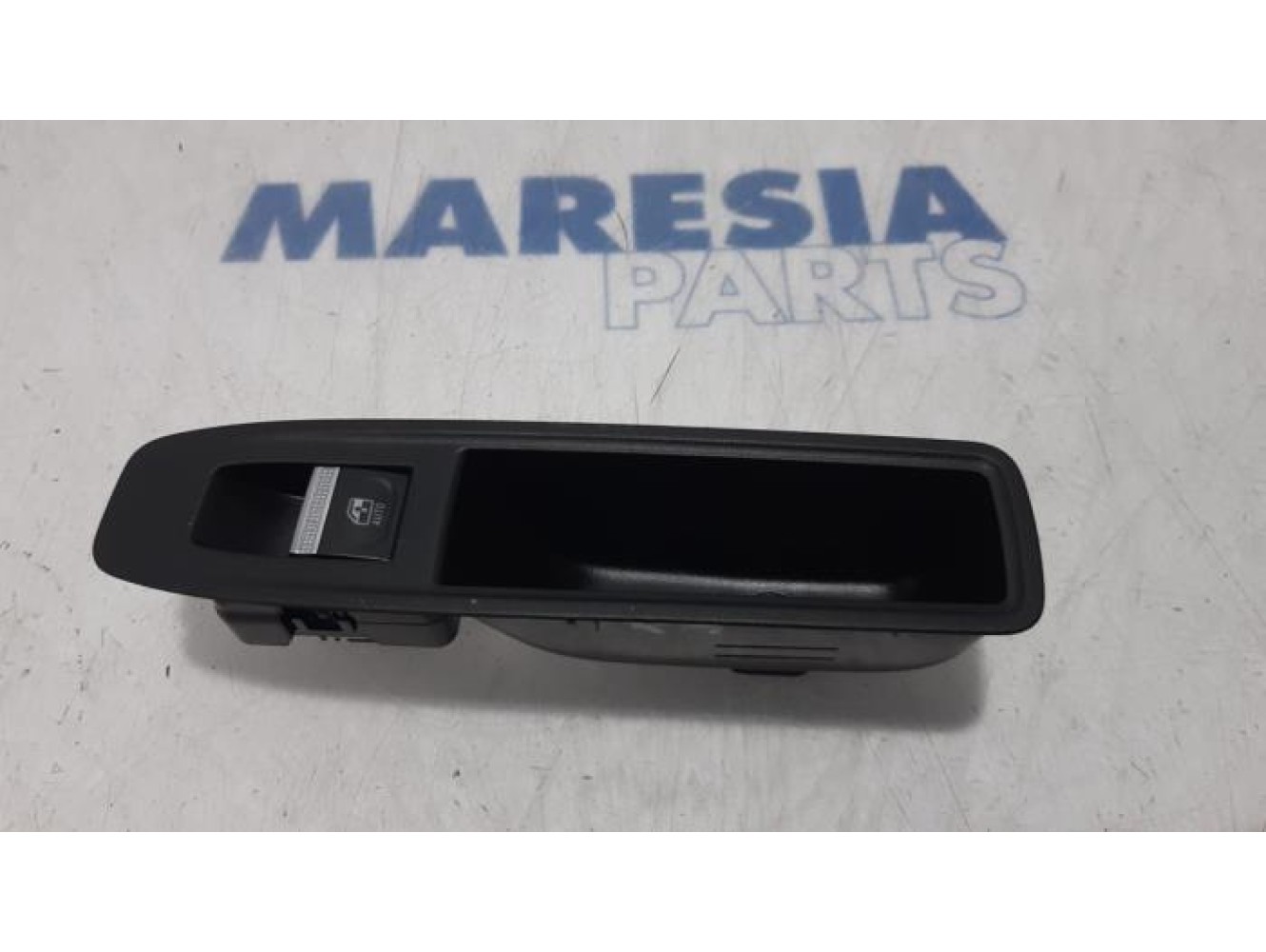 Renault - Clio - Electric window switch