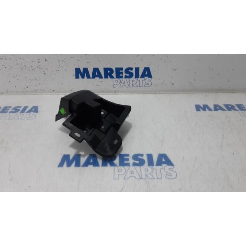 Renault - Clio - Rear bumper bracket, right