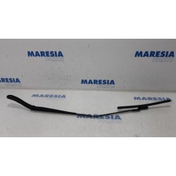 Renault - Clio - Front wiper arm