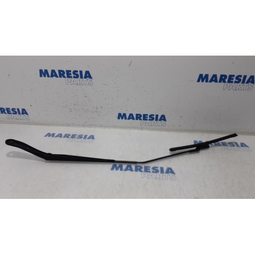 Renault - Clio - Front wiper arm