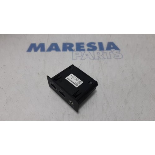 Renault - Clio - AUX / USB connection