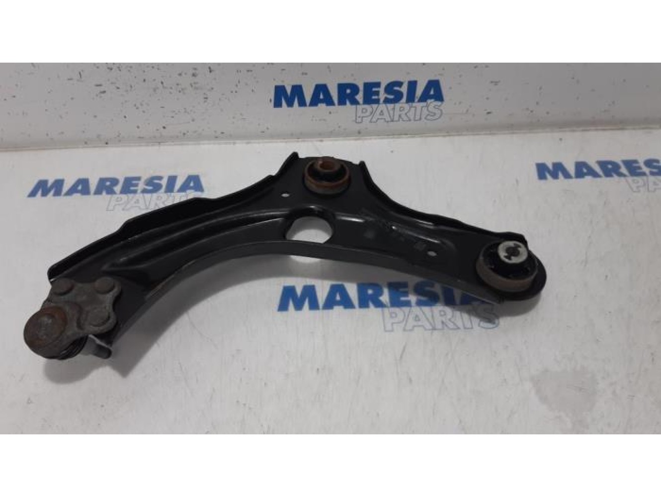 Renault - Clio - Front lower wishbone, right