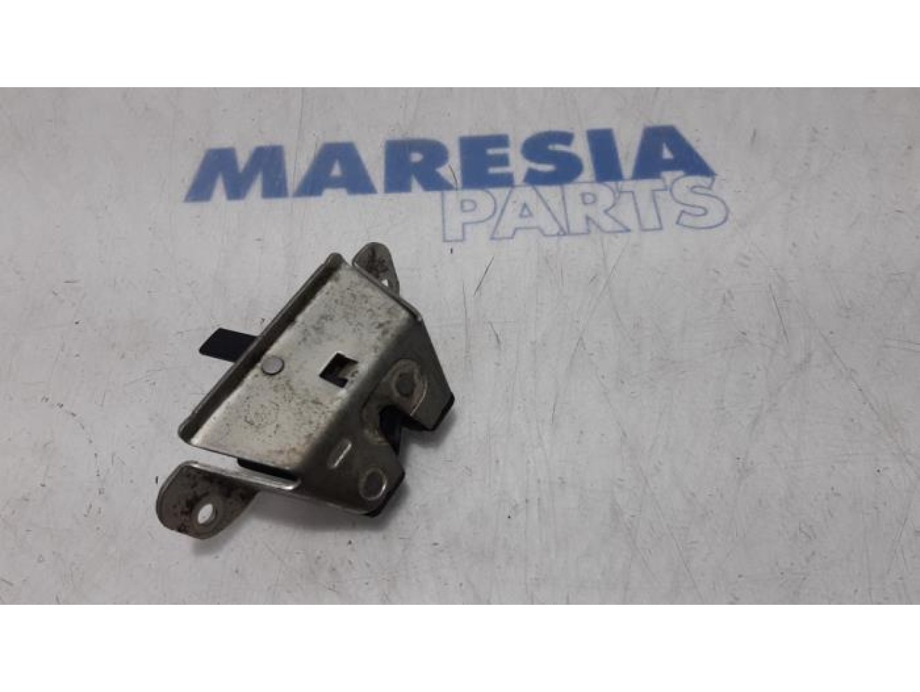 Peugeot - 107 - Tailgate lock mechanism