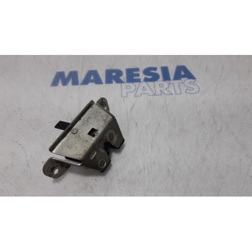 Peugeot - 107 - Tailgate lock mechanism