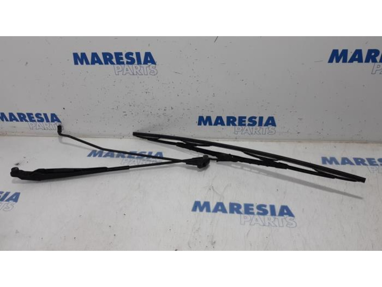 Peugeot - 107 - Front wiper arm