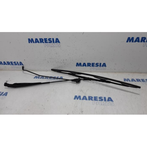 Peugeot - 107 - Front wiper arm