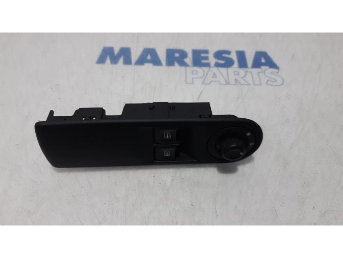 Renault - Clio - Multi-functional window switch