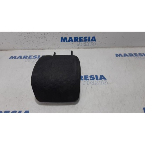 Renault - Clio - Headrest