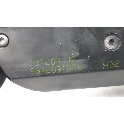 Peugeot - 307 - Tailgate lock mechanism