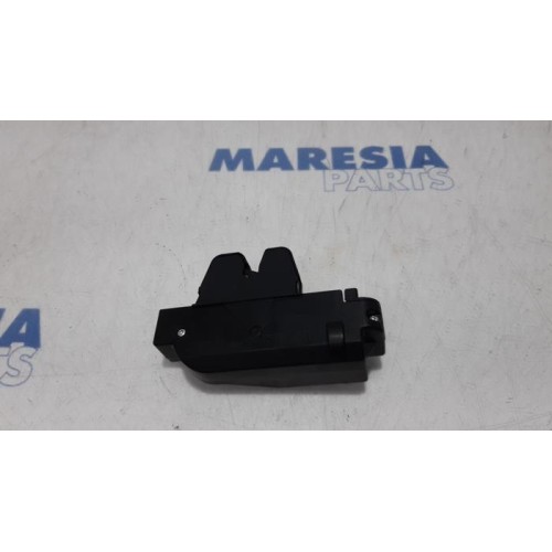 Peugeot - 307 - Tailgate lock mechanism