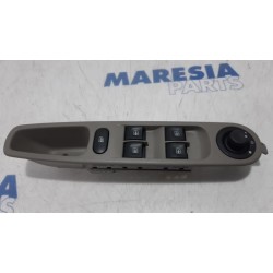 Renault - ZOE - Electric window switch