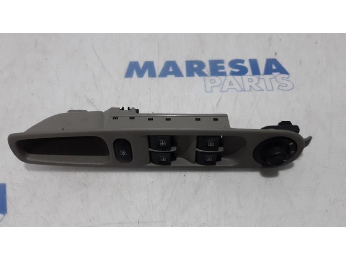 Renault - ZOE - Electric window switch