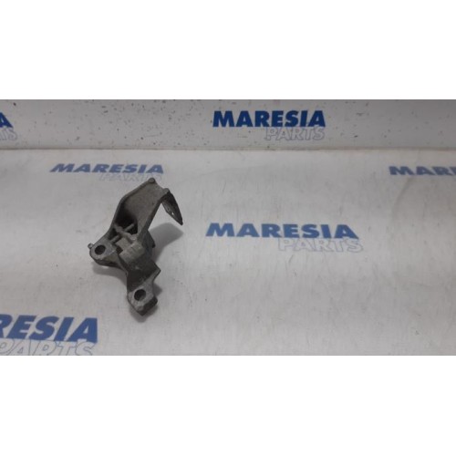Renault - Scenic - Engine mount