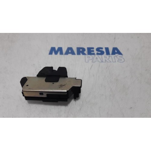 Peugeot - 208 - Tailgate lock mechanism