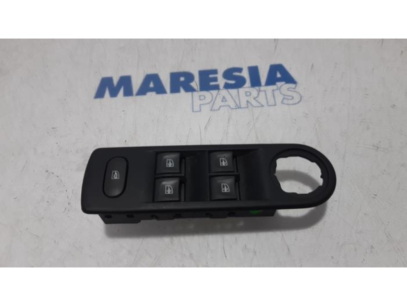 Renault - Clio - Multi-functional window switch