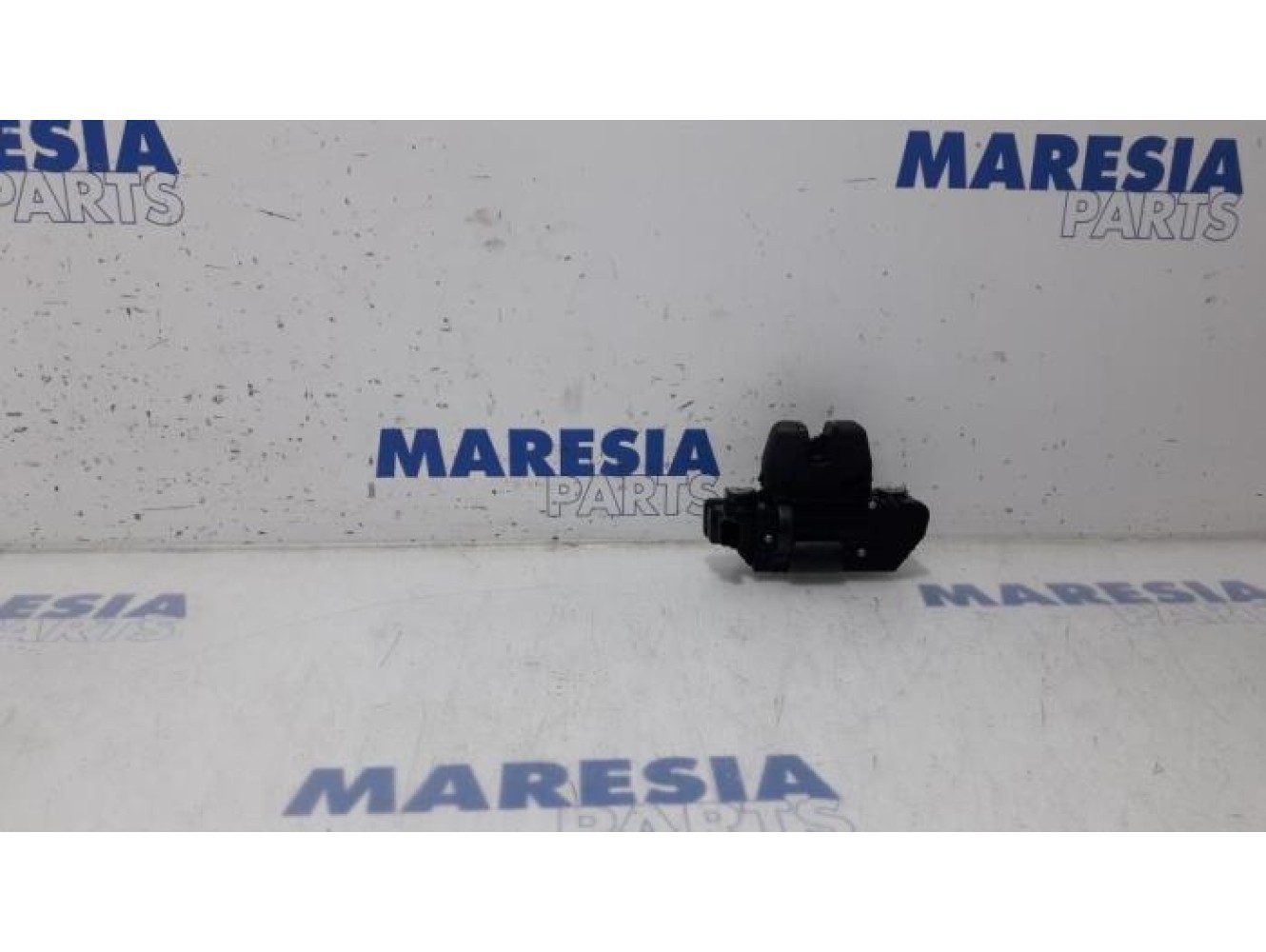 Peugeot - 208 - Tailgate lock mechanism