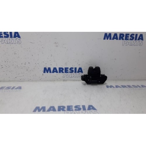 Peugeot - 208 - Tailgate lock mechanism
