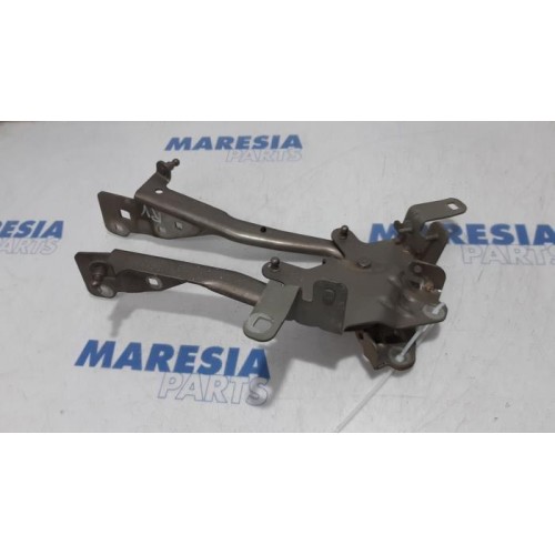Renault - Scenic - Bonnet Hinge