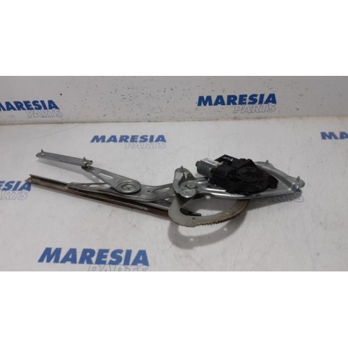 Renault - Scenic - Rear door window mechanism 4-door, right