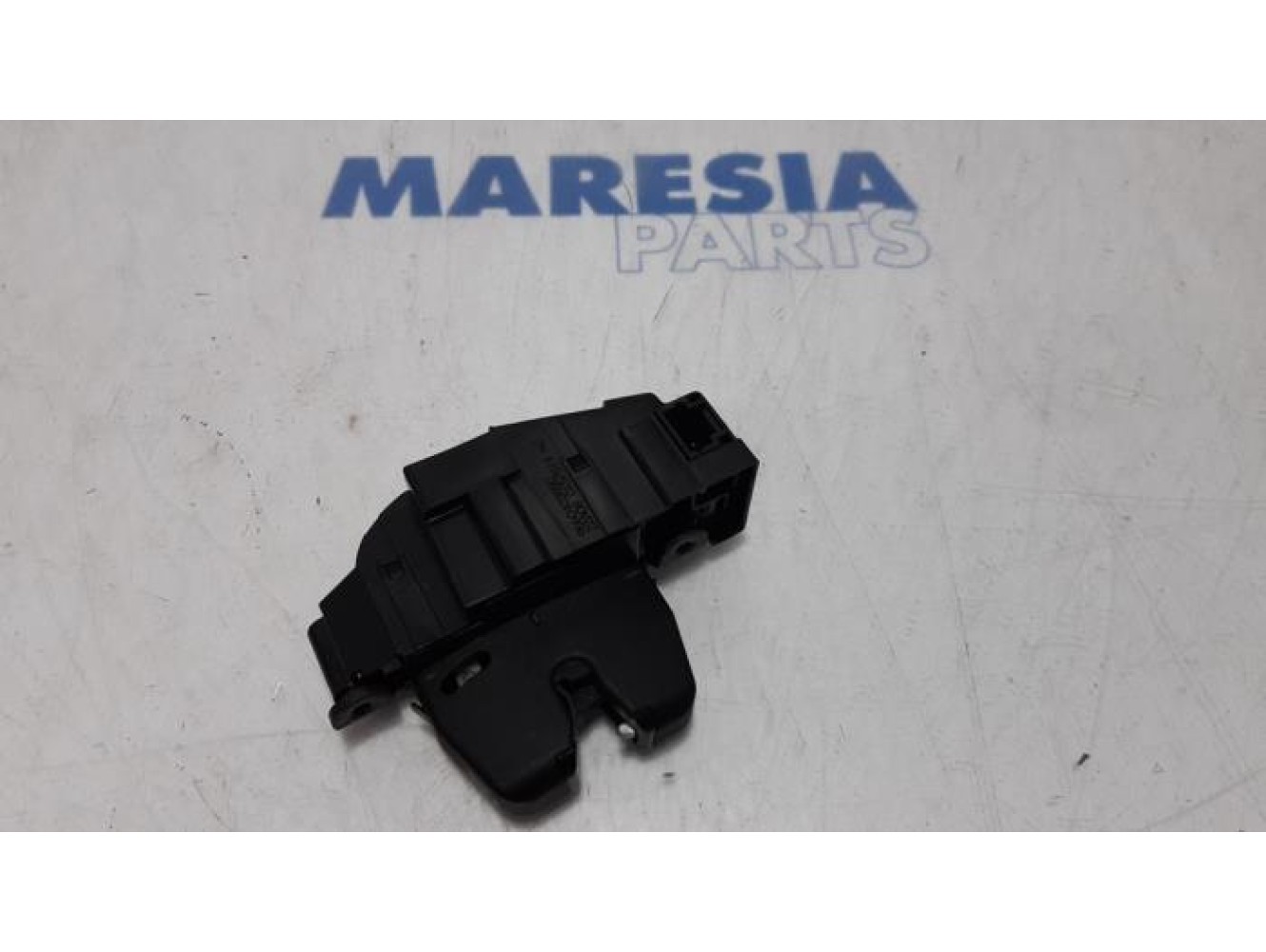 Peugeot - 308 - Tailgate lock mechanism