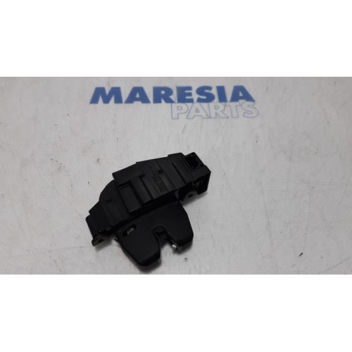 Peugeot - 308 - Tailgate lock mechanism