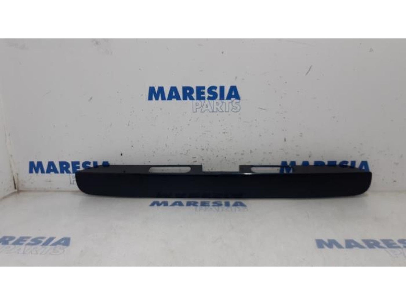 Peugeot - 5008 - Tailgate lock mechanism