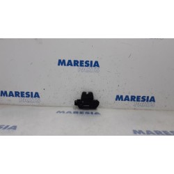 Peugeot - 5008 - Tailgate lock mechanism