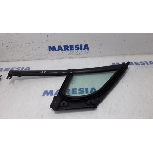 Peugeot - 5008 - Quarter light, front left