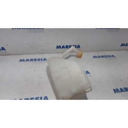Renault - Megane - Front windscreen washer reservoir