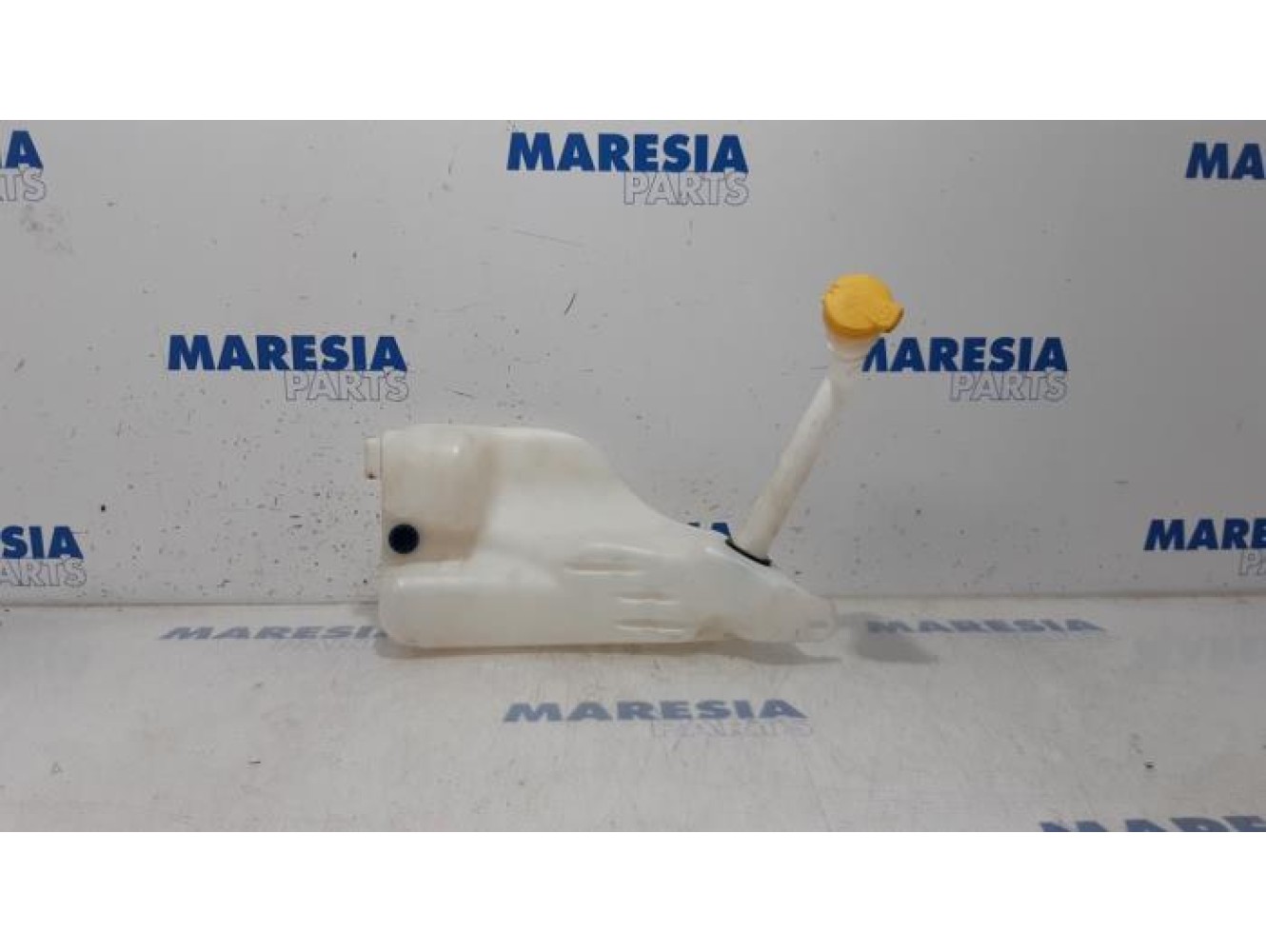 Renault - Megane - Front windscreen washer reservoir