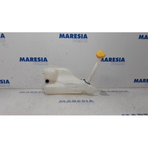 Renault - Megane - Front windscreen washer reservoir
