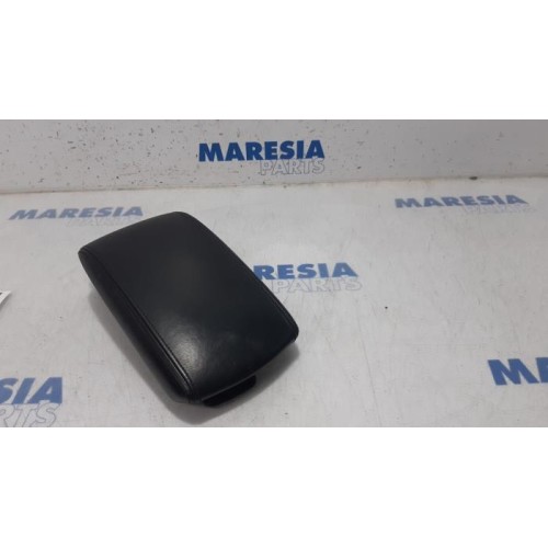 Peugeot - RCZ - Armrest