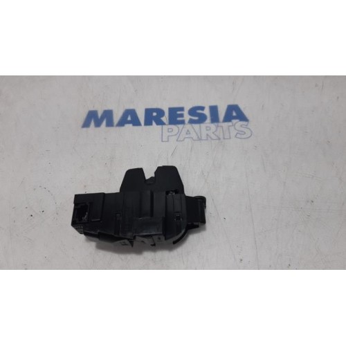 Peugeot - 308 - Tailgate lock mechanism