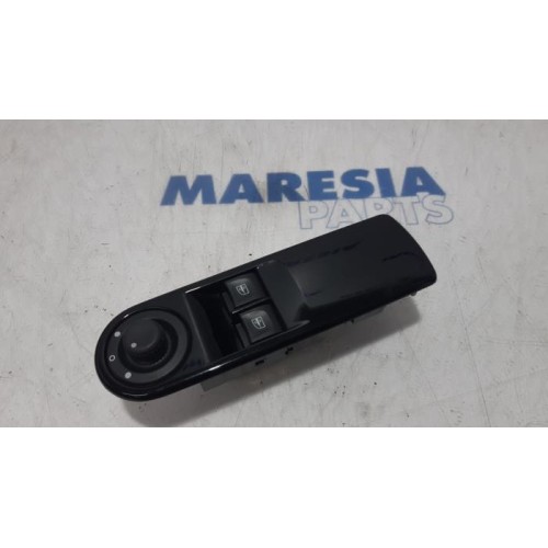 Renault - Clio - Multi-functional window switch